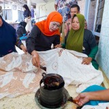 Khofifah Sambangi Kampung Batik Tulis Tanjung Bumi Bangkalan