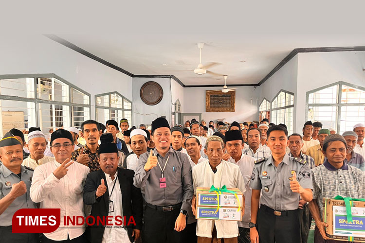 Peringati Hari Santri, Ponpes di Gresik Bagikan Alat Mandi ke Warga Binaan Rutan