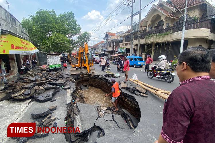 Usia Drainase Jadi Penyebab Aspal di Muharto Kota Malang Ambles