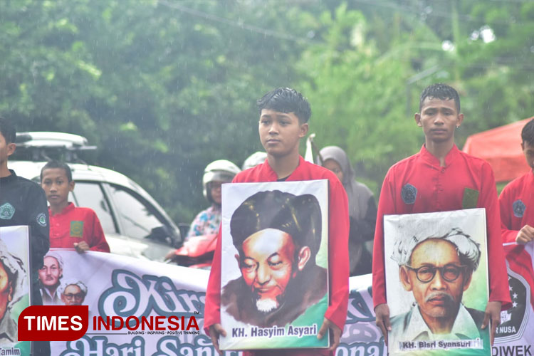 Kirab Hari Santri Nasional 2024 di Jombang, Peserta Tetap Semangat Meski Diguyur Hujan