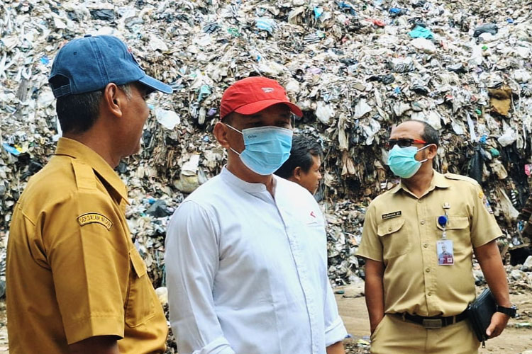 Ketua DPRD Jateng H Sumanto (tengah) saat mengunjungi Tempat Pembuangan Akhir (TPA) Sukosari, Kabupaten Karanganyar, Senin (21/10/2024). (FOTO: DPRD Jawa Tengah)