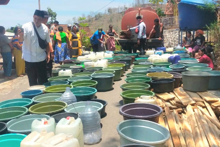 Hari Santri Nasional, BPBD Jatim Distribusikan Air Bersih di Gunung Putri Situbondo