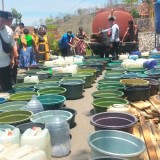 Hari Santri Nasional, BPBD Jatim Distribusikan Air Bersih di Gunung Putri Situbondo