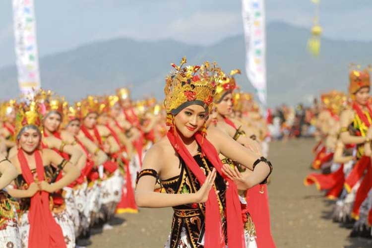 The Gandrung Sewu Dance 2024 of Banyuwangi. (Photo: tourbanyuwangi/pinterest)