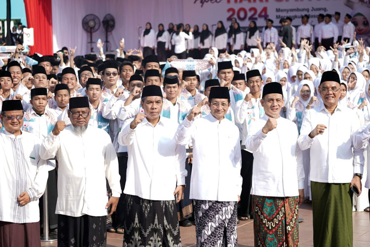 Menag-Nasaruddin-Umar-di-Apel-Hari-Santri-2024.jpg