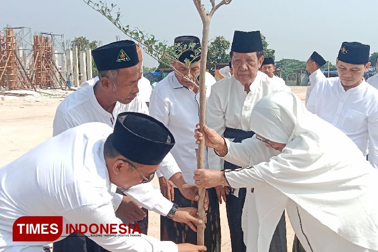 Momen Hari Santri Nasional 2024, Santri Ponpes Ihyaul Ulum Gresik Tanam Pohon