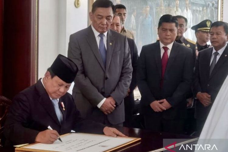 Sjafrie Sjamsoeddin Terima Memorandum Jabatan dari Prabowo