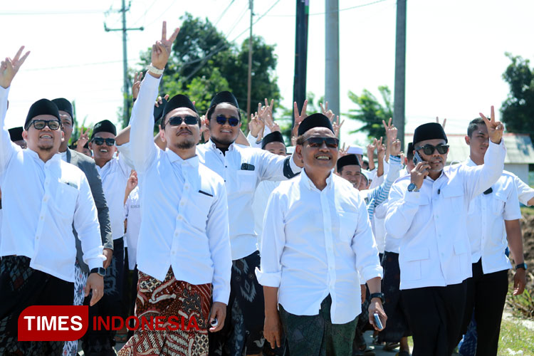 Ribuan Santri di Probolinggo Peringati Hari Santri Nasional dengan Upacara dan Jalan Sehat Sarungan