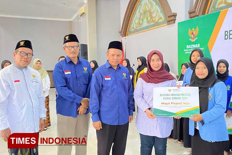 Komitmen Majukan Pendidikan, Baznas Jombang Salurkan Beasiswa ke 25 Mahasiswa