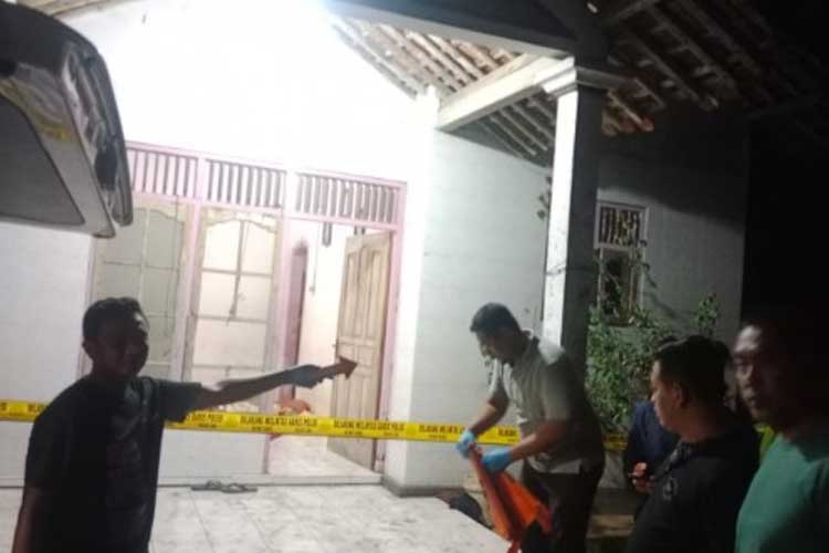 Polisi memasang garis polisi di rumah tempat kejadian perkara pembunuhan di Desa Jetis, Kecamatan Nusawungu, Cilacap. (FOTO: Humas Polresta Cilacap for TIMES Indonesia)