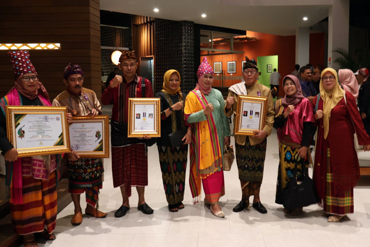 Bupati Lombok Utara, Djohan Sjamsu menerima penghargaan Lencana Bakti Pembangunan Desa dari Kemendes PDTT atas dukungan terhadap desa wisata nusantara 2023. (Foto: Prokopimda)