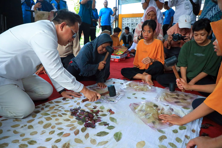 Sapa Penyandang Tuna Grahita di UPT RSBG Tuban, Pj Gubernur Adhy Apresiasi Berbagai Keterampilan