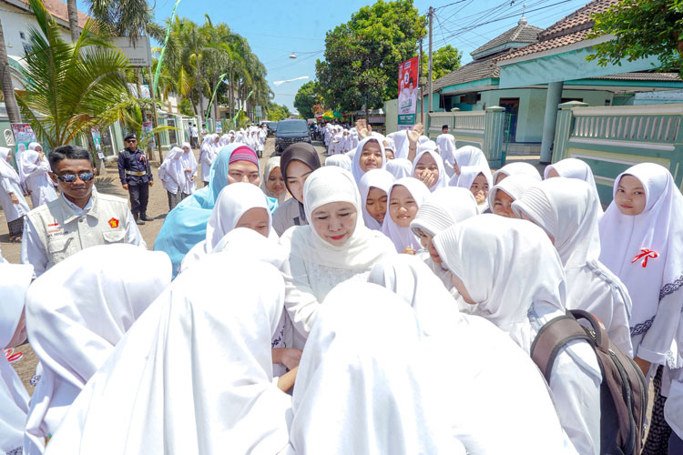 Sarasehan Hari Santri di Pesantren Nurul Wafa Situbondo, Khofifah Ceritakan Sukses Program OPOP