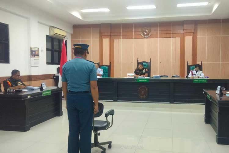 Persidangan kasus KDRT dengan keterangan saksi tambahan di Pengadilan Militer III-12 dikawasan Juanda, Sidoarjo. (foto: dok mayor teguh)