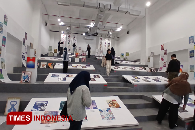 Pameran poster digital pada exhibition Posko Visual DKV 2021 Universitas Negeri Malang. (Foto: Nanda Viola Vallenxia Sijabat/TIMES Indonesia)