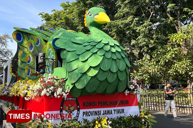 Puncak Kirab Maskot Pilkada Serentak 2024 Jatim Meriahkan Jalanan Kota Surabaya