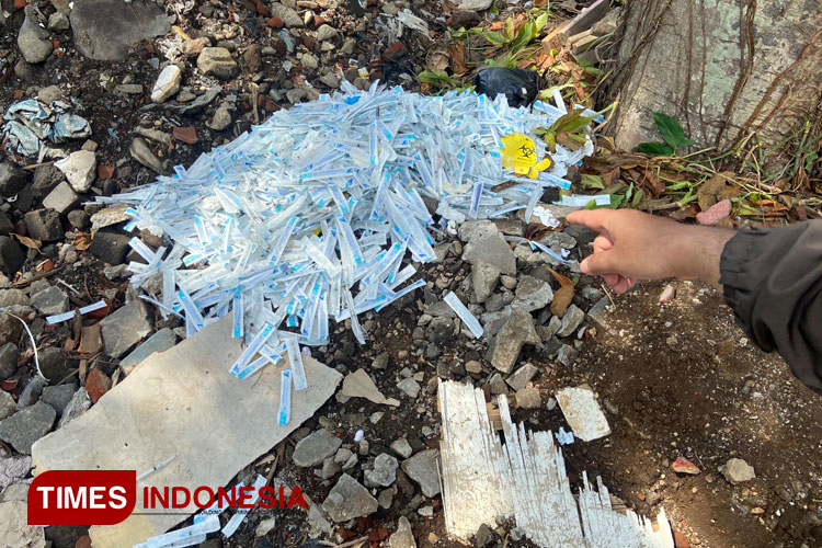 Sampah Medis Dibuang Sembarangan, Tercecer di Pinggir Jalan Kota Malang