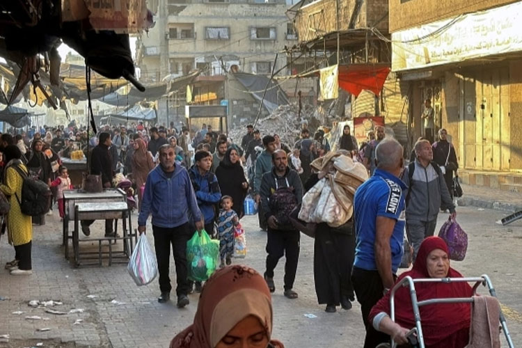 Warga Palestina di Gaza yang kelelahan karena diusir terus menerus oleh tentara Israel ditengah bangunan yang hancur.(FOTO: NBC News/Reuters)
