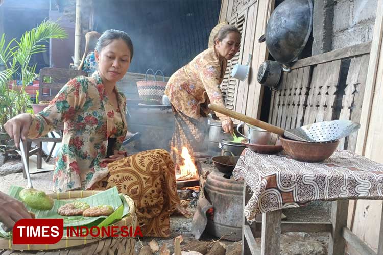 Menikmati Kue Cucur Bercita Rasa Kopi Bondowoso