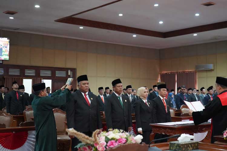 Pimpinan DPRD Kabupaten Bantul saat prosesi pelantikan di ruang Sidang Paripurna DPRD kabupaten Bantul. (Foto: Dokumen DPRD Bantul)