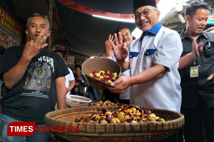 Kunjungi Pasar Cikurubuk Kota Tasikmalaya, Cagub Jabar Ahmad Syaikhu Borong Dagangan