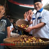 Kunjungi Pasar Cikurubuk Kota Tasikmalaya, Cagub Jabar Ahmad Syaikhu Borong Dagangan