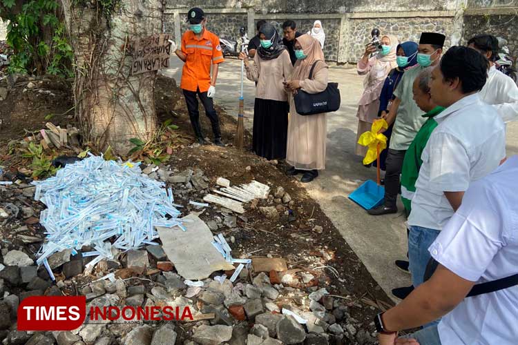 Tim Dinkes dan Polresta Malang Kota Tangani Sampah Medis Terbuang Sembarangan