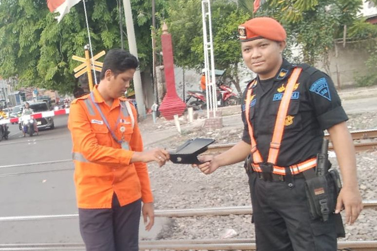 KA Commuterline Jenggala Tabrak Sepeda Motor yang Terobos Palang Pintu Kereta