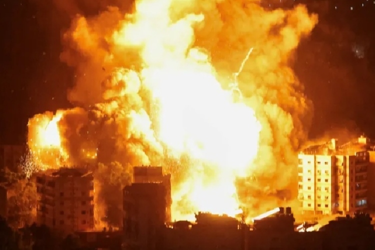 Israel saat melancarkan serangan malam yang sangat kejam di pinggiran selatan Beirut (FOTO: Al Jazeera/Reuters)