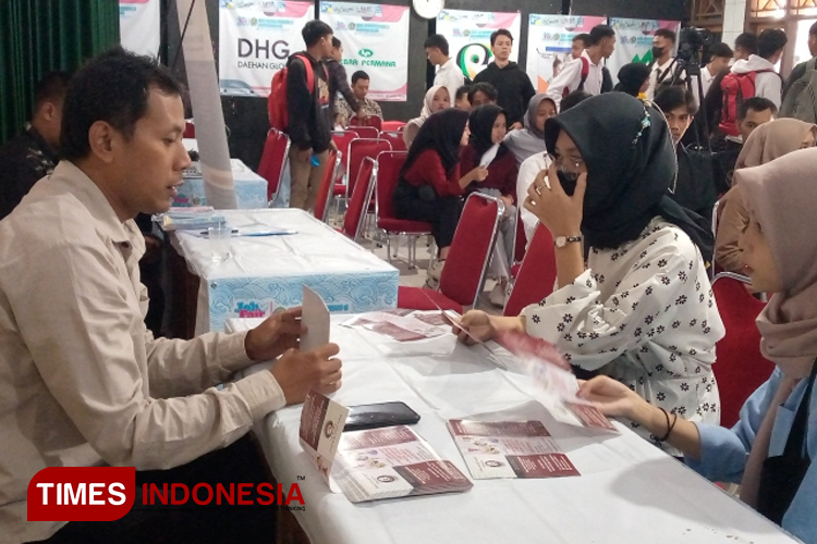 Para pencari kerja tampak mengambil formulir pendaftaran lowongan kerja di Job Fair SMK Cokroaminoto 2 Banjarnegara Tahun 2024. (FOTO: Muchlas Hamidi/TIMES Indonesia)