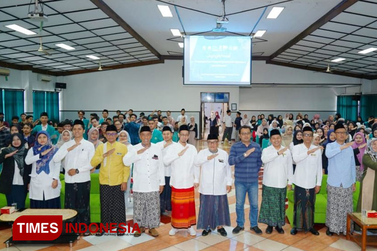 Jajaran Pimpinan Unisma Malang bersama tiga alumni Unisma Malang yang menjadi narasumber dalam kegiatan Unisma Career Days 2024. (FOTO: AJP TIMES Indonesia)