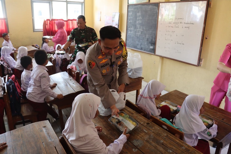 Keceriaan Siswa di Majalengka saat Terima Makan Bergizi dari Polisi dan TNI