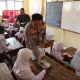 Keceriaan Siswa di Majalengka saat Terima Makan Bergizi dari Polisi dan TNI