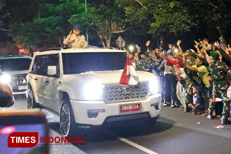 Presiden Prabowo Lambaikan Tangan Sapa Warga saat Tiba di Akmil