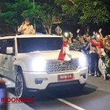 Presiden Prabowo Lambaikan Tangan Sapa Warga saat Tiba di Akmil