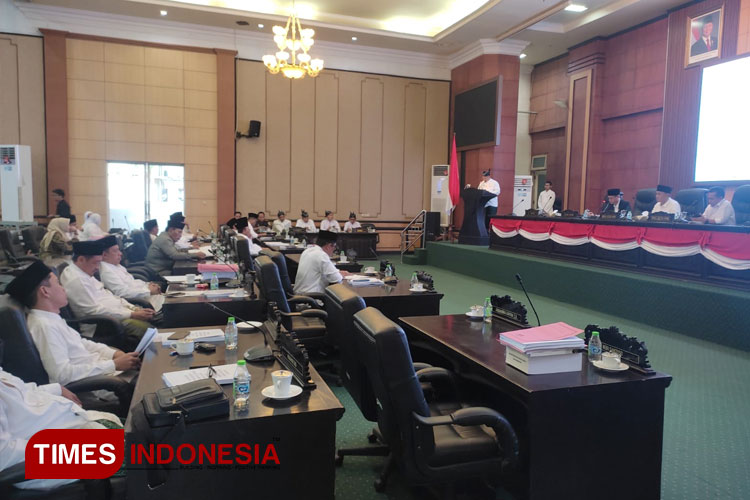 Suasana sidang paripurna Pembahasan Rancangan Anggaran Pendapatan dan Belanja Daerah (R-APBD) 2025 di Kabupaten Jombang di ruang sidang DPRD Jombang pada Senin (21/10/2024). (FOTO: Rohmadi/TIMES Indonesia)