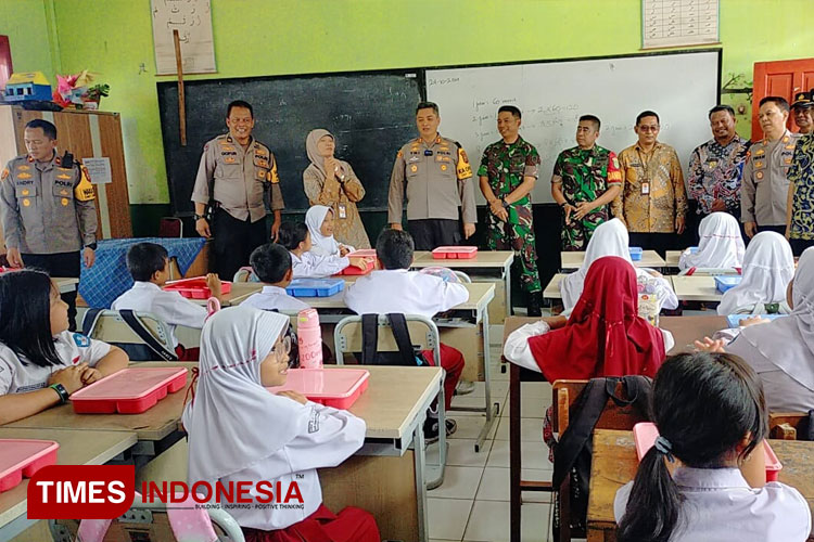 Gelar Program Prabowo, Polres Cimahi Sukses Uji Coba Makan Siang Bergizi untuk Ratusan Siswa