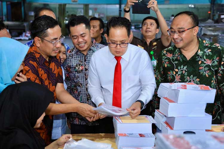 Pastikan Selesai Tepat Waktu, Pj Gubernur Jatim Tinjau Kesiapan Percetakan Surat Suara Pilkada