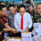 Pastikan Selesai Tepat Waktu, Pj Gubernur Jatim Tinjau Kesiapan Percetakan Surat Suara Pilkada