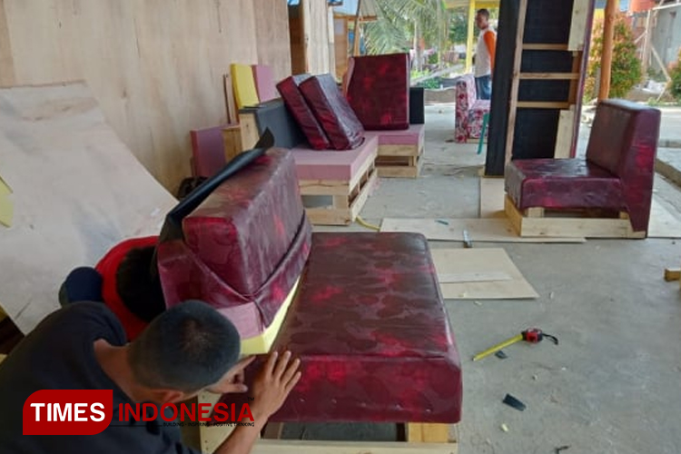 Sulap Sampah Jadi Sofa Mewah, Inovasi Warga Asal Bima Pecahkan Dua Masalah 