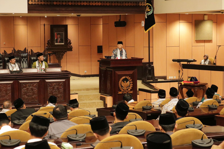 Wakil Ketua MPR Hidayat Nur Wahid saat menjadi pembicara peringatan Hari Santri Nasional tanggal 22 Oktober di gedung Nusantara V MPR RI.