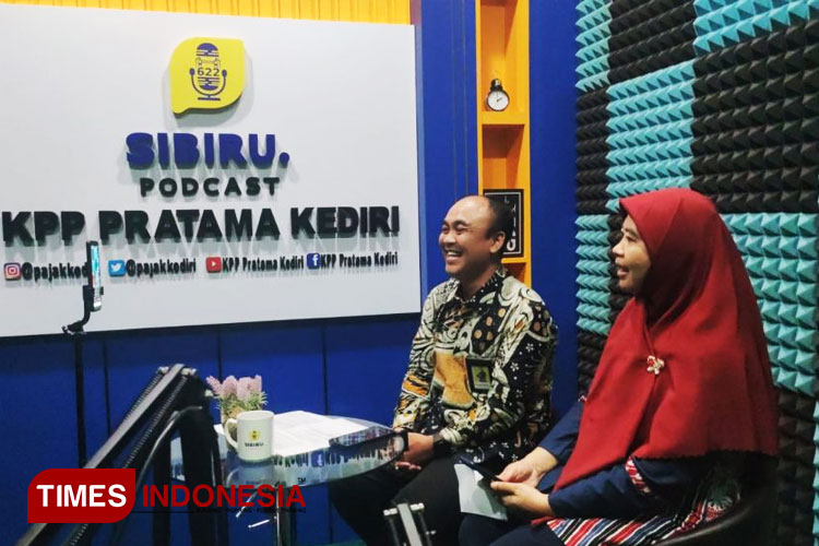 Penyuluh Pajak Kantor Pelayanan Pajak (KPP) Pratama Kediri Lasemi dan Antonius Atet Wiyono melakukan siaran langsung di Instagram KPP Pratama Kediri. (FOTO: AJP TIMES Indonesia)