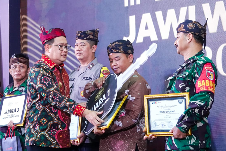 Serahkan Penghargaan APJW 2024, Pj Gubernur Adhy Sebut Tiga Pilar Desa Kelurahan Ujung Tombak Kamtib 