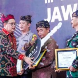 Serahkan Penghargaan APJW 2024, Pj Gubernur Adhy Sebut Tiga Pilar Desa Kelurahan Ujung Tombak Kamtib 