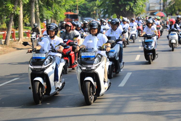 Pj Gubernur Jatim Konvoi Motor Listrik Bareng PLN, Wujudkan Jatim Ramah Lingkungan 