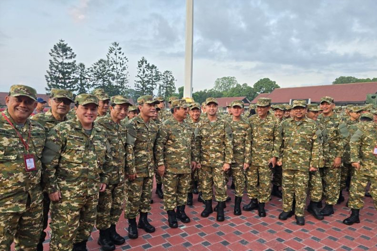 Presiden Prabowo Subianto memimpin kegiatan yang diikuti para anggota Kabinet Merah Putih di lapangan Sapta Marga, Akmil, Magelang, Provinsi Jawa Tengah, Jumat (25/10/2024). (ANTARA/HO-Kantor Staf Kepresidenan)