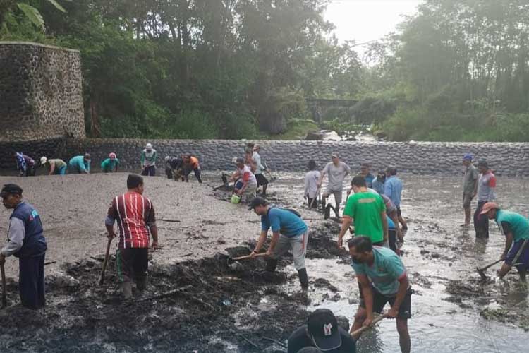 Dukung Kesiapan Musim Tanam, Dinas Pengairan Banyuwangi Gencarkan Pengerukan Sedimen Sungai