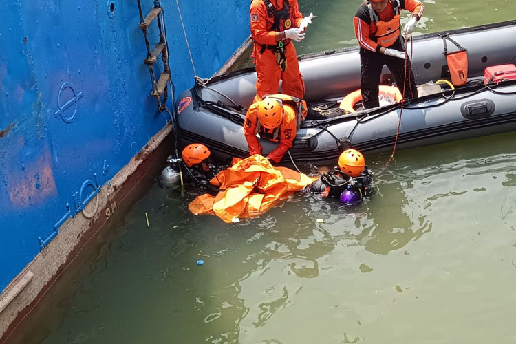 Jatuh dari Kapal, Warga Kalimas Baru Tewas Tenggelam di Pelabuhan Kalimas Surabaya