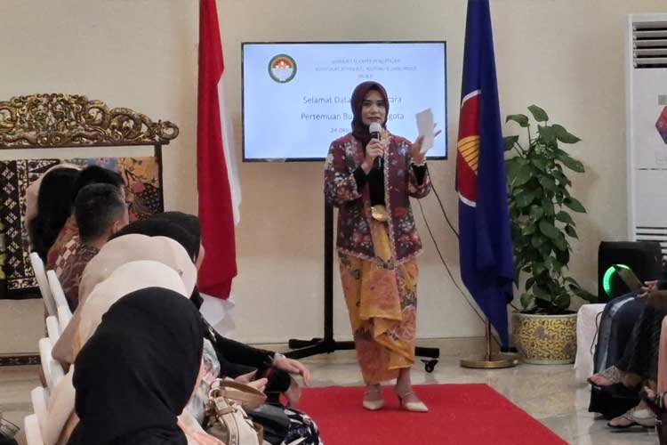 Ketua Dharma Wanita Persatuan Konsul Jenderal RI di Dubai, Neni Lesmana saat membuka peragaan busana batik di ruang majelis konsulat KJRI Dubai. (FOTO: KJRI Dubai Denny Lesmana For TIMES Indonesia)