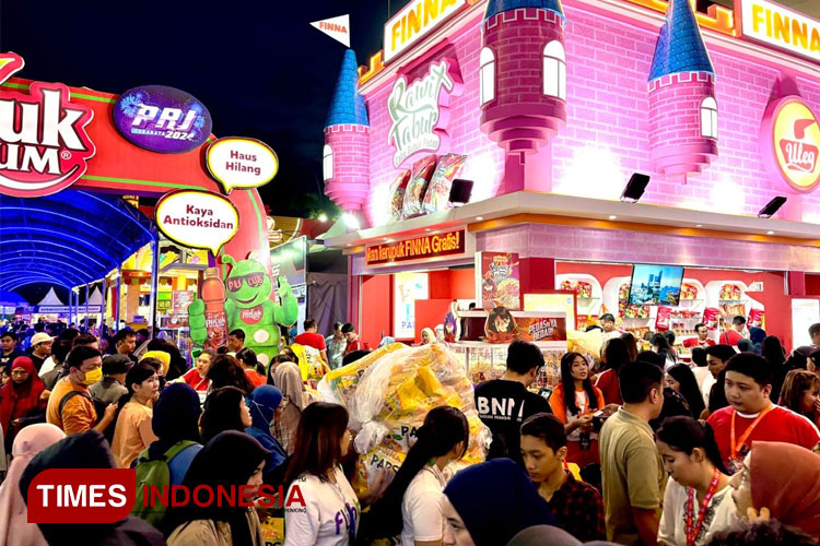 Padatnya antusiasme masyarakat pada Sabtu malam (19/10/2024) penuhi PRJ Surabaya. (FOTO: Pingkan Ary/ TIMES Indonesia)